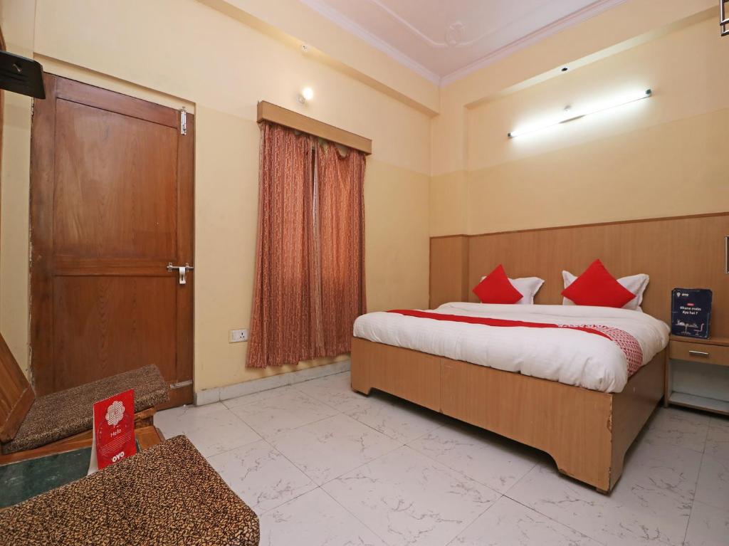 Кровать или кровати в номере OYO 24103 AKBAR PALACE