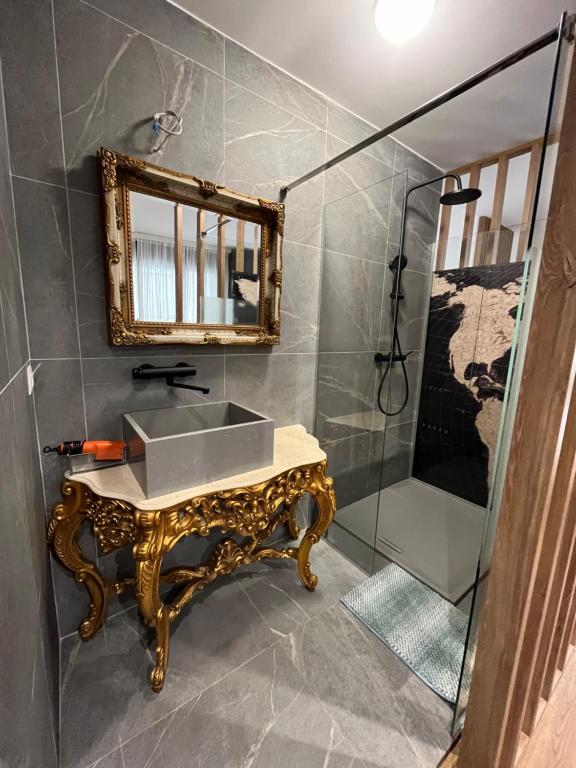 een badkamer met een wastafel en een spiegel bij Parliament Studio Appartment in Belgrado