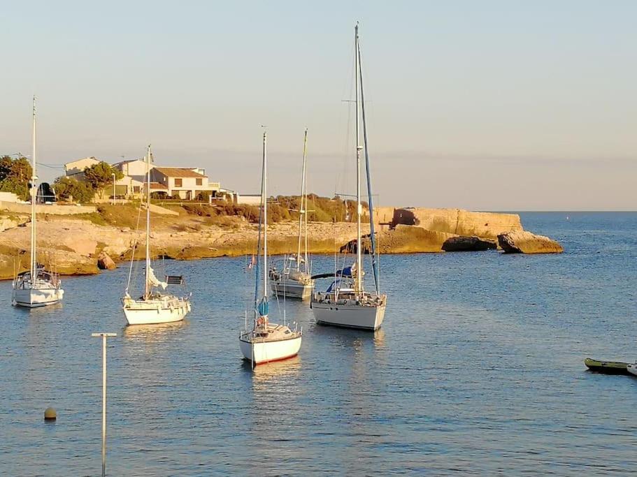 un groupe de bateaux assis dans l'eau dans l'établissement T3- vue mer - Plage 50 m, à Martigues