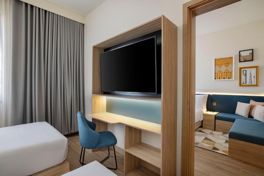 Postel nebo postele na pokoji v ubytování Hampton by Hilton Sharma NEOM Community 1