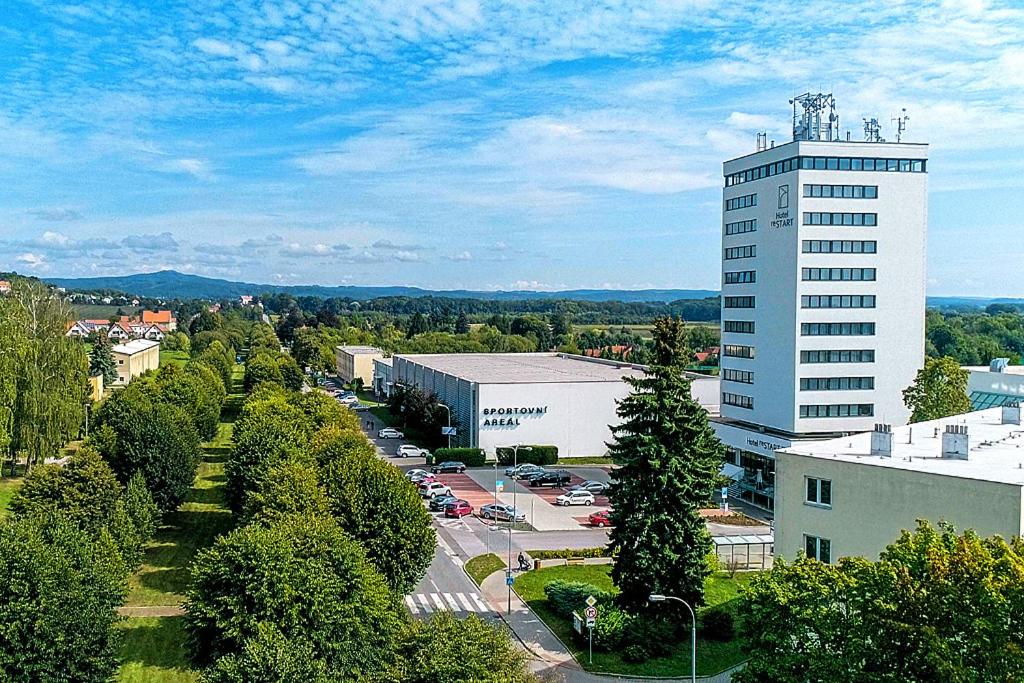 uma vista aérea de um edifício com estacionamento em Hotel reSTART Superior em Jičín