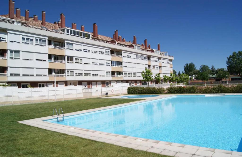 a swimming pool in front of a building at Apartamento con gran terraza y vistas a la catedral. in Burgos