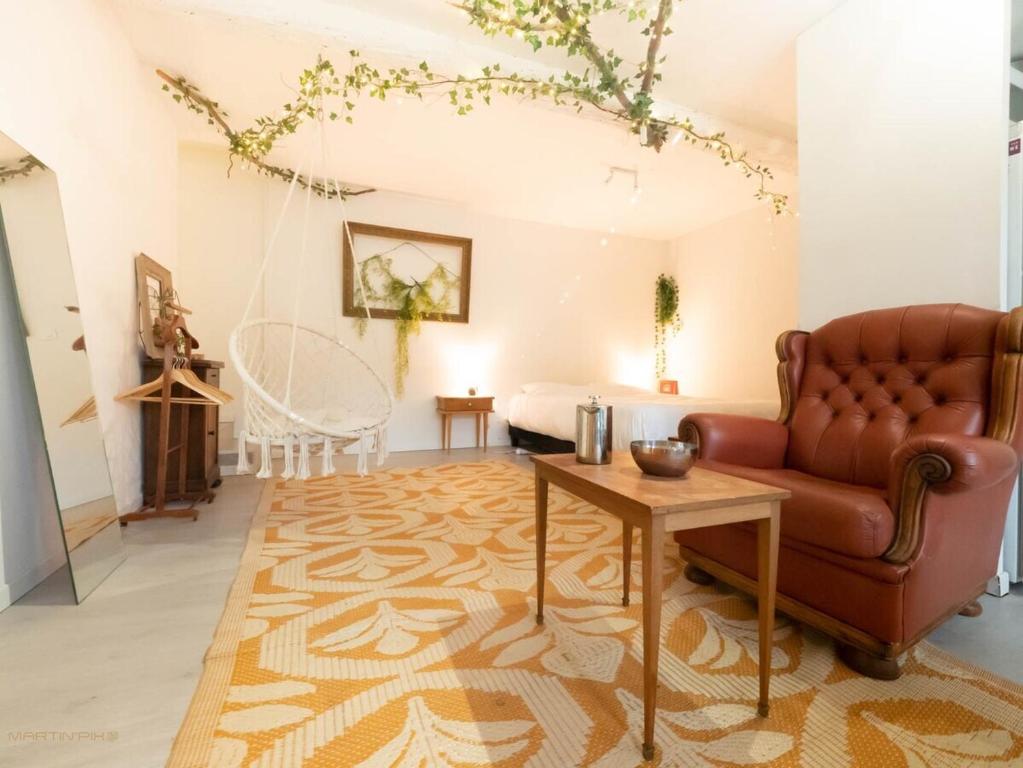 un salon avec un canapé et une table dans l'établissement Cocon Saint Côme - Coeur de ville, à Montpellier