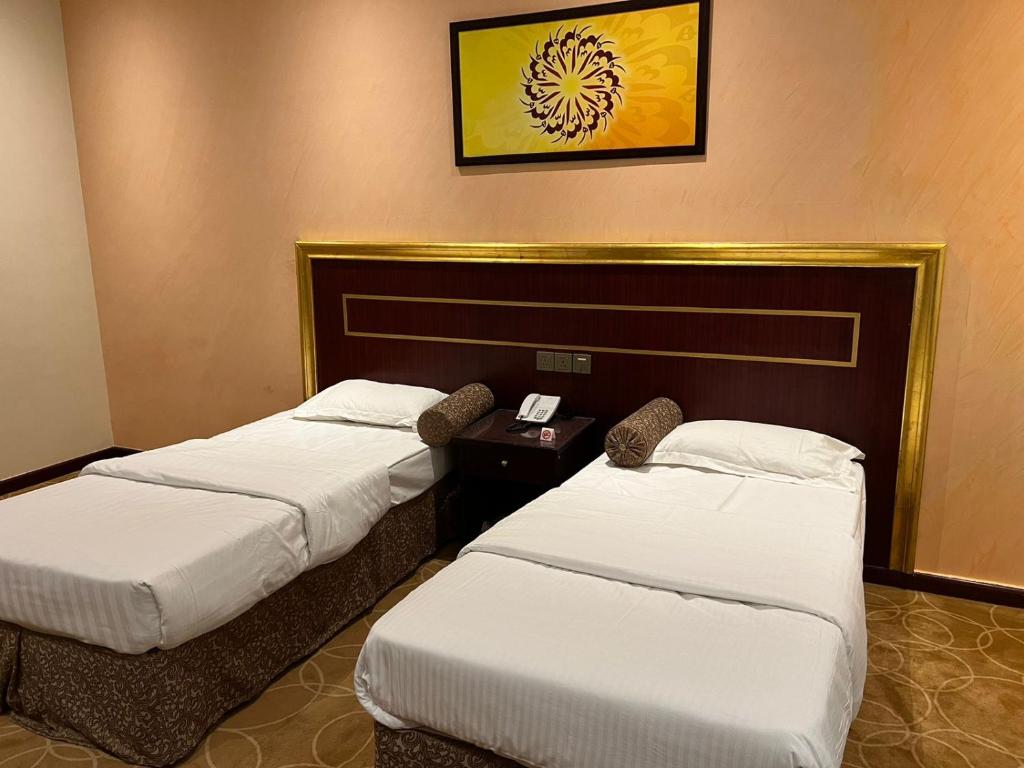 2 łóżka w pokoju hotelowym w obiekcie فندق بنيان العزيزية w Mekce