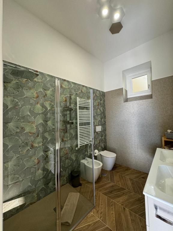 Un baño con ducha, inodoro y lavabo. en Alocasia luxury stay, en Salerno