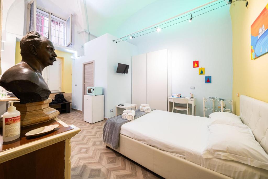 um quarto com uma cama e uma estátua de um busto em Room21 By DomusExtra em Nápoles
