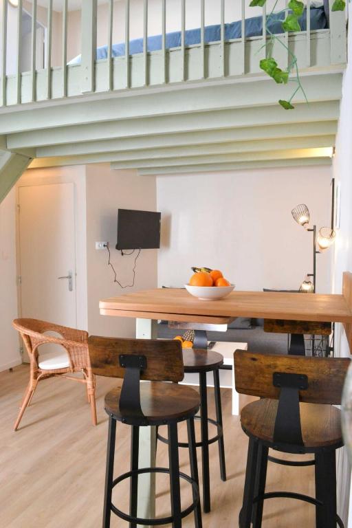 Televízia a/alebo spoločenská miestnosť v ubytovaní Le mezzanine - Terrasse centre ville