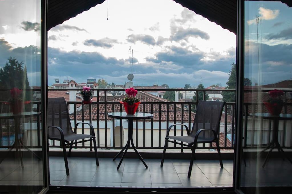 d'une table et de deux chaises sur un balcon avec vue. dans l'établissement Άνετο διαμέρισμα κοντά στoν Μύλο, à Tríkala
