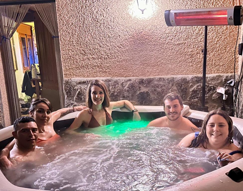 un grupo de personas en una bañera de hidromasaje en Villa del Jerte, en El Torno