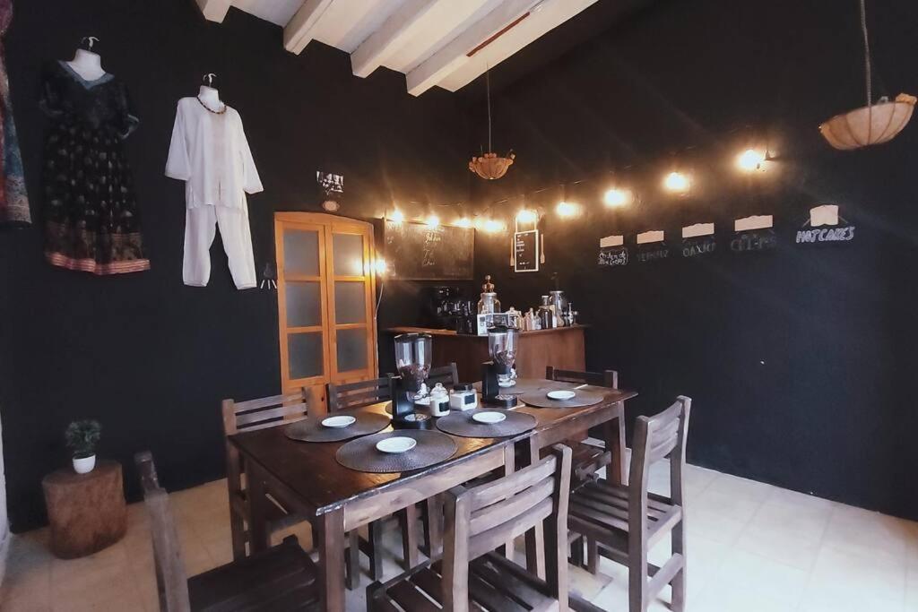 een eetkamer met een houten tafel en stoelen bij casa céntrica colonial in Morelia