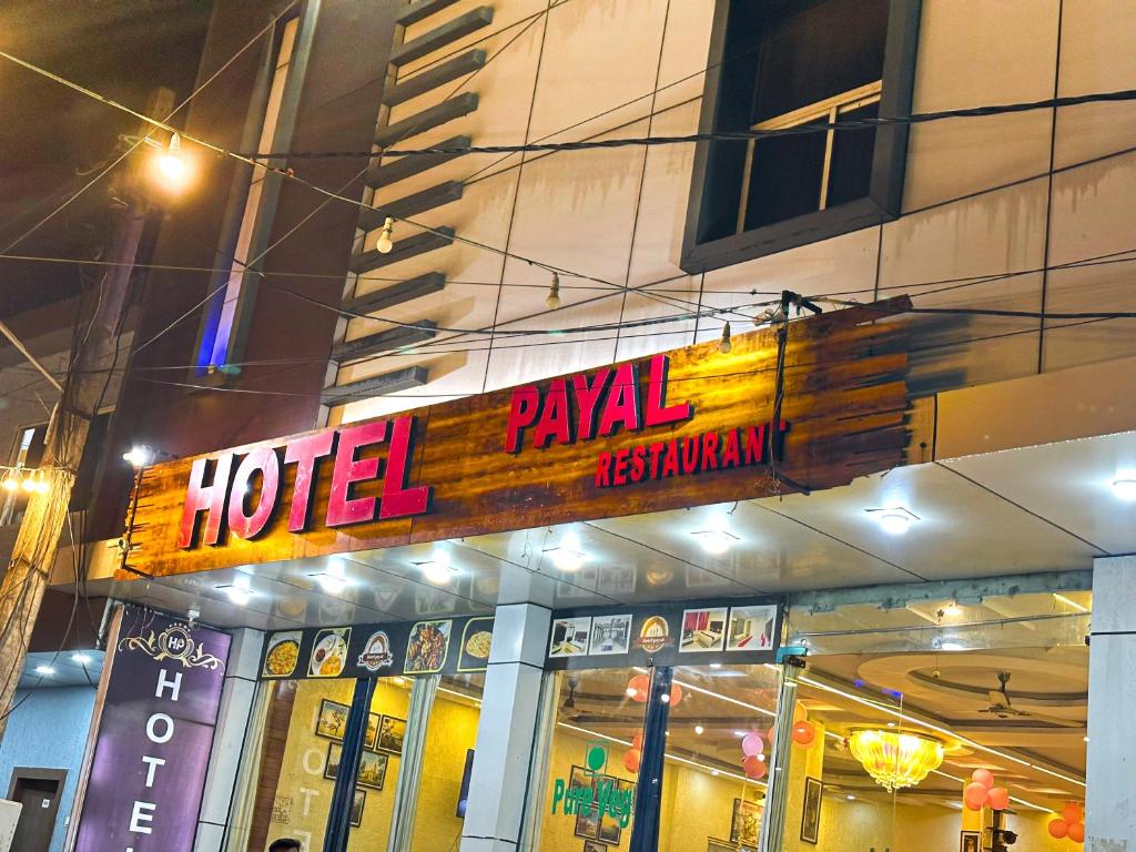 una señal de hotel en el lateral de un edificio en Hotel Payal & Restaurent en Pachmarhī