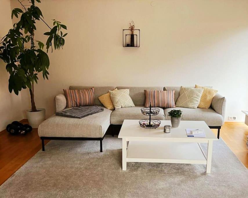 ein Wohnzimmer mit einem Sofa und einem Couchtisch in der Unterkunft Ruhige Wohnung mit Terrasse in Telgte
