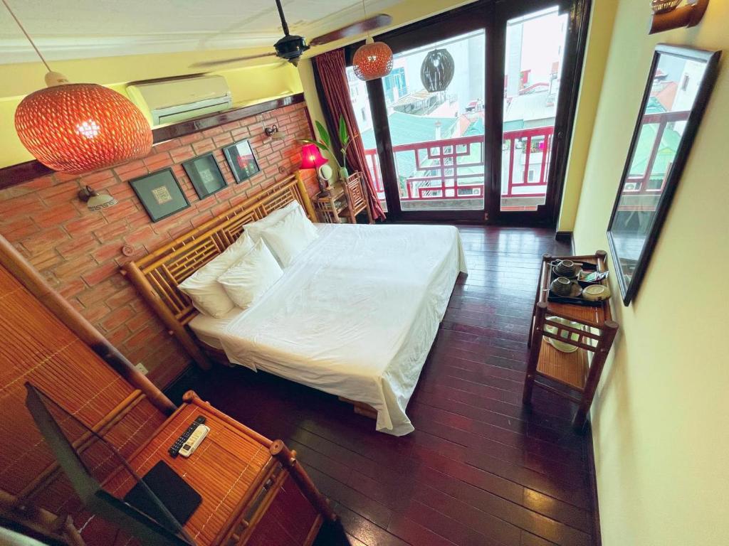 um quarto com uma cama num quarto em May - Maison De Charme LP em Hanói