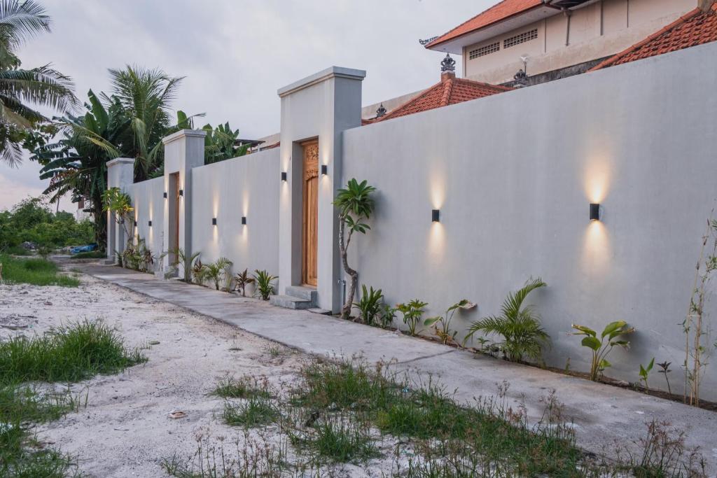 a white house with lights on the side of it at Jetian villa in Nusa Lembongan