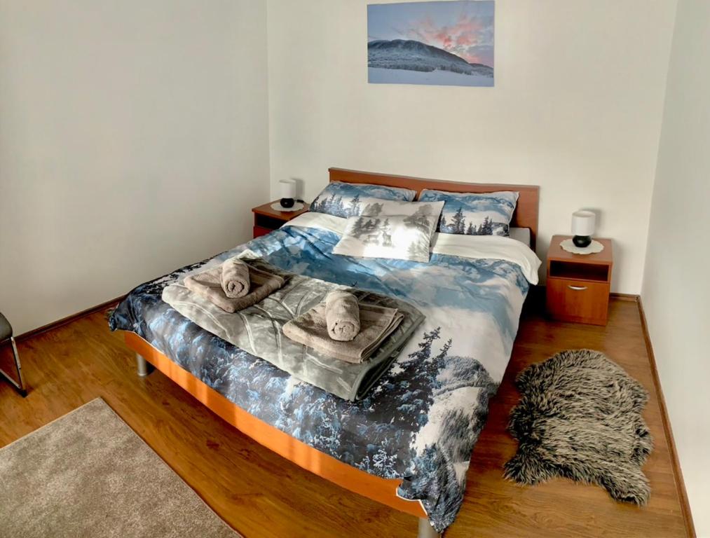 Apartman Jasna في أوغولين: غرفة نوم مع سرير مع اثنين من الحيوانات المحشوة عليه
