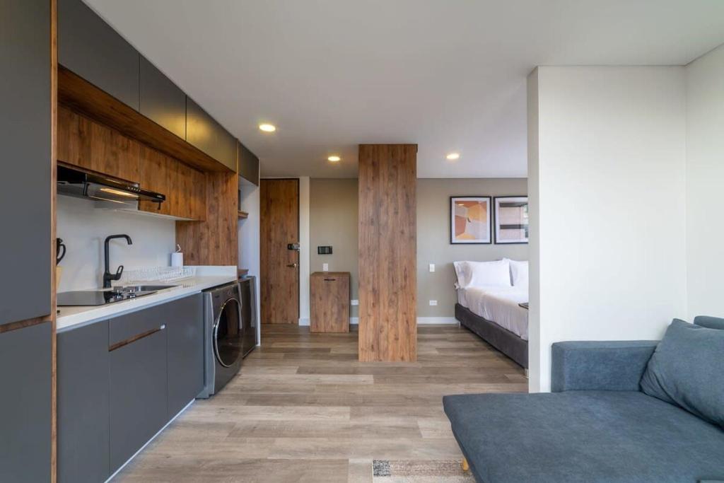 Kuchyň nebo kuchyňský kout v ubytování Classy Loft in Pasadena