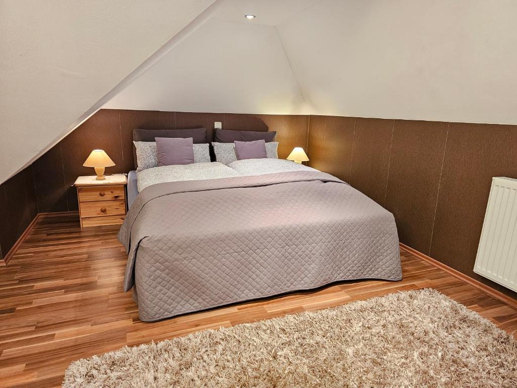 een slaapkamer met een groot bed en een tapijt bij Exclusive Dachgeschosswohnung in Haren/Emmeln in Haren