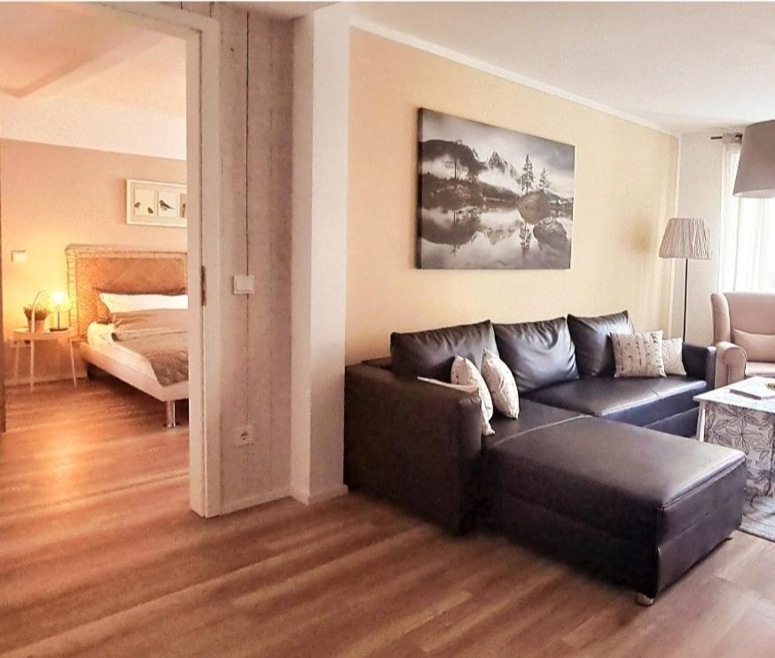 uma sala de estar com um sofá e uma cama em Ferienwohnung Rauch em Kirrweiler