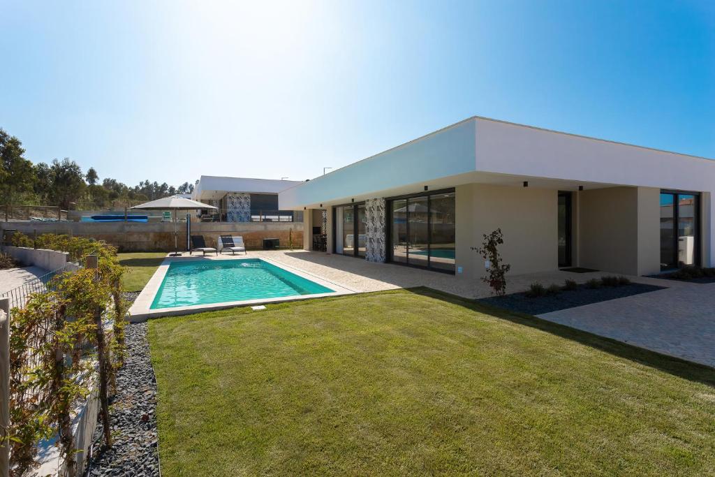 ein Haus mit Pool und Hof in der Unterkunft Villa Anita - By SCH in Salir de Porto