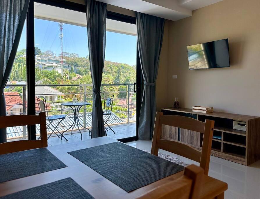 Μια τηλεόραση ή/και κέντρο ψυχαγωγίας στο Семейная квартира 42 м2 рядом с пляжем Януи