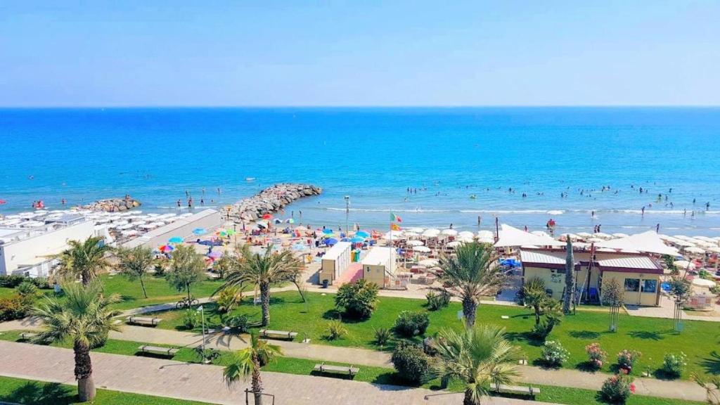 una playa con un montón de gente y el océano en Aurelia 158, en Andora