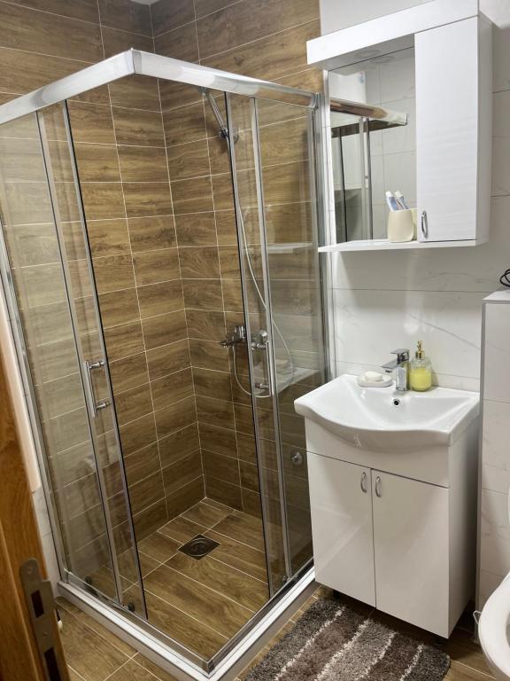 y baño con ducha y lavamanos. en Apartman MM Zlatibor en Zlatibor