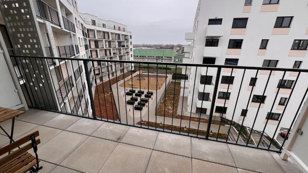 balcone con vista su un campo da basket di 2 room Apartment with terrace, new building 55 a Bratislava