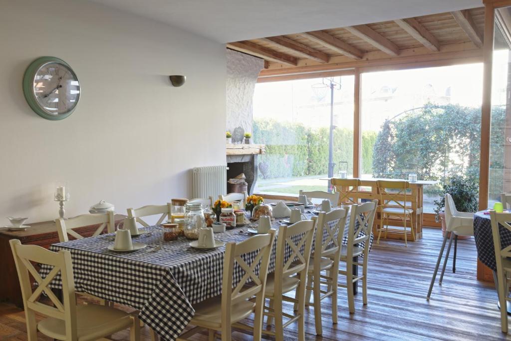 jadalnia ze stołem i krzesłami w obiekcie La Corte di Nonna Gemma - Holiday Home w mieście Delebio
