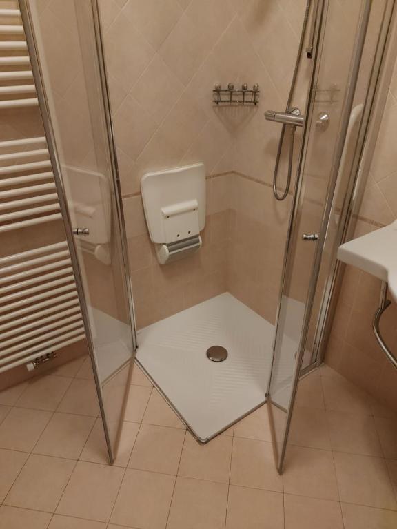 Koupelna v ubytování Hotel Garni Arnica