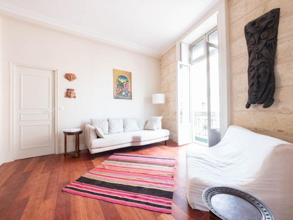 - un salon avec un canapé blanc et un tapis dans l'établissement L'opéra - Climatisation et vue imprenable, à Montpellier