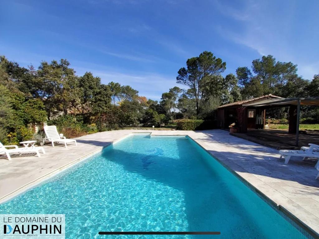 キュエールにあるDomaine du Dauphin - Villa Hyères Toulon (Var)の庭の青い水のスイミングプール