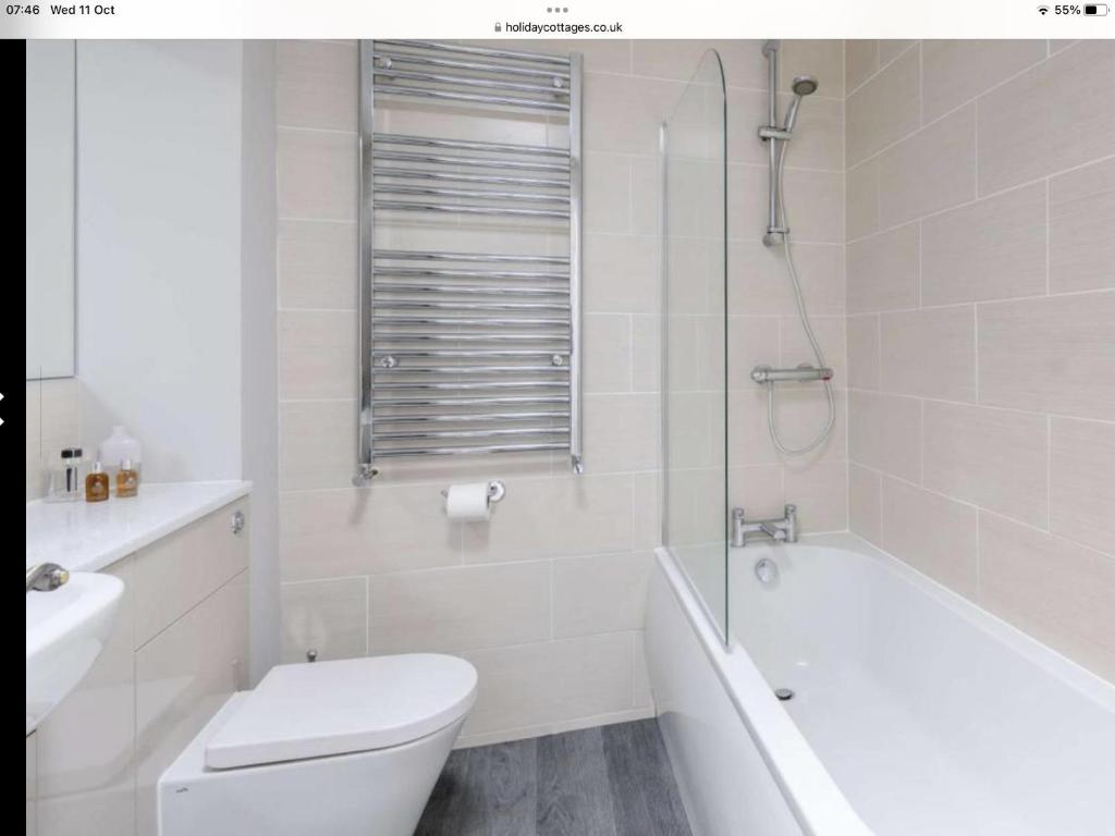 baño blanco con bañera, aseo y lavamanos en Stunning 2-Bed House in Walkington near Beverley en Beverley