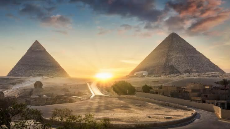 una vista de las pirámides de Giba al atardecer en Number One Pyramids Hotel, en El Cairo