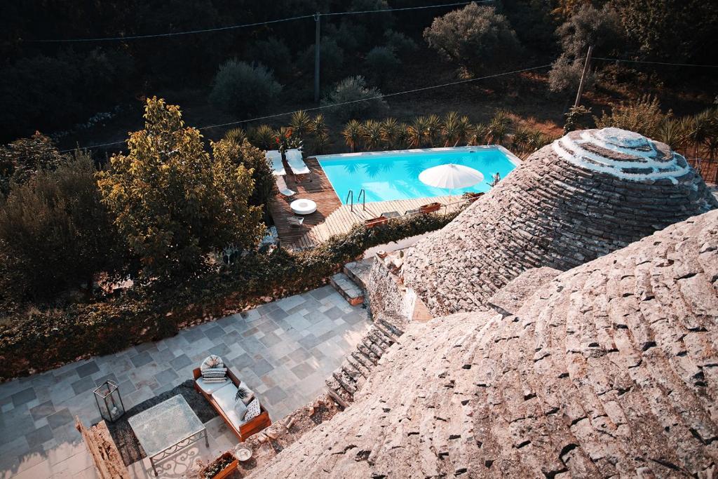 una vista aérea de una piscina en la parte superior de una casa en Trulli JaJa, en Alberobello