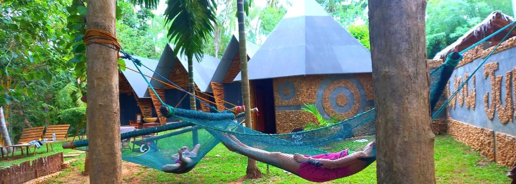 烏達瓦拉維的住宿－Atha Safari Resort & Riverside Camping，躺在操场上吊床上的人