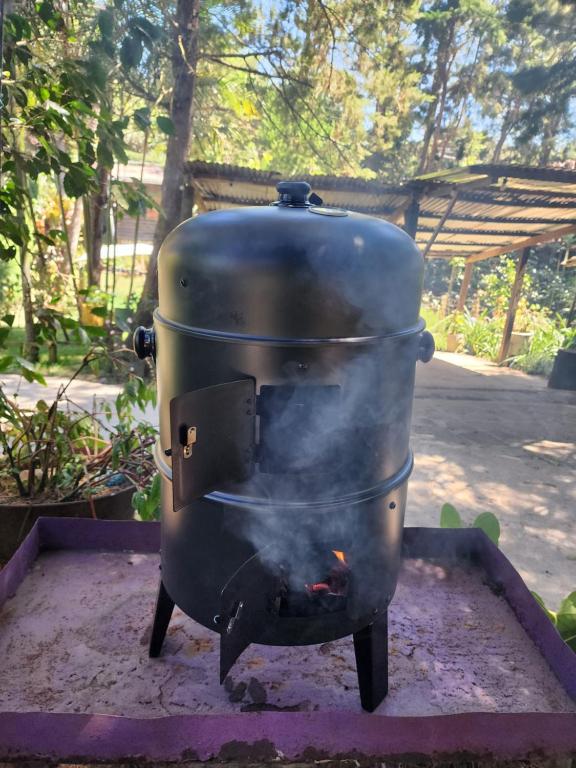 a large grill sitting on top of a table at Residencial El Cielo Cabaña Popeye y Cabaña Pipil in Los Naranjos