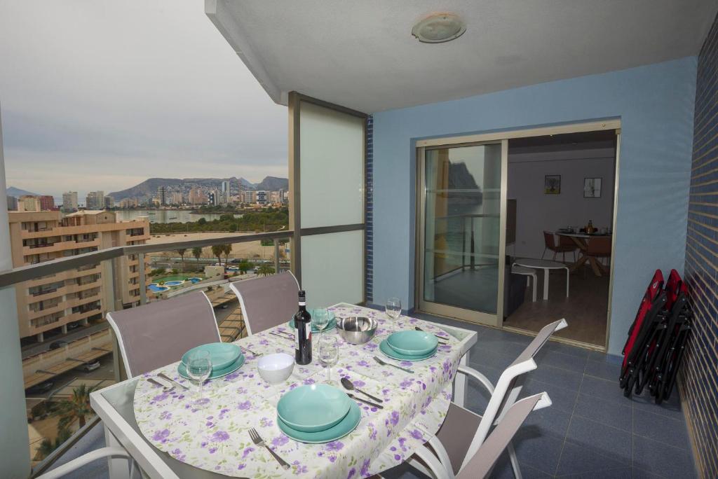 a dining room with a table and a balcony at Apartamen2o maravillo9o Con vistas al mar Playa de la Fossa Hipocampos in Calpe