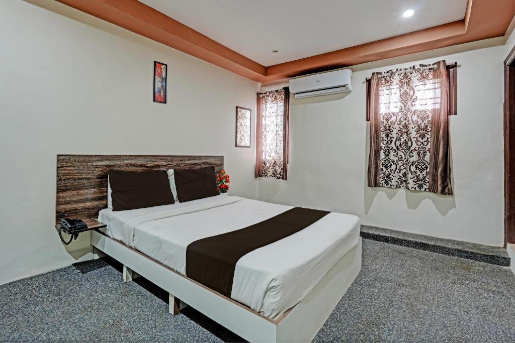 een slaapkamer met een groot bed en een raam bij OYO Sri Sai Sevalal Comfort's in Bangalore