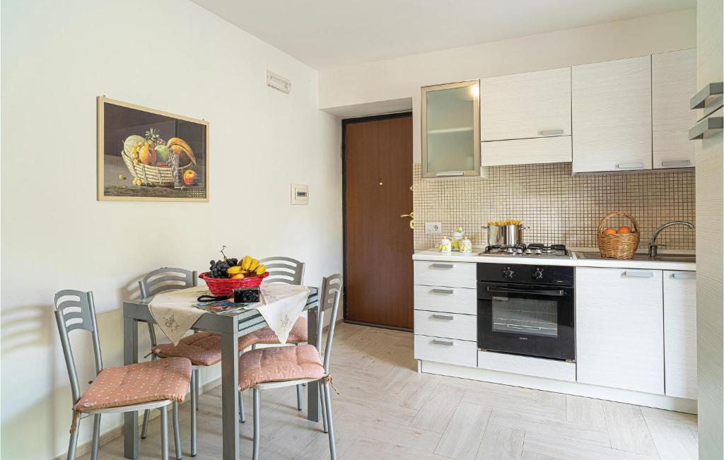 Kuchnia lub aneks kuchenny w obiekcie Cozy Home In Torraca With Wifi