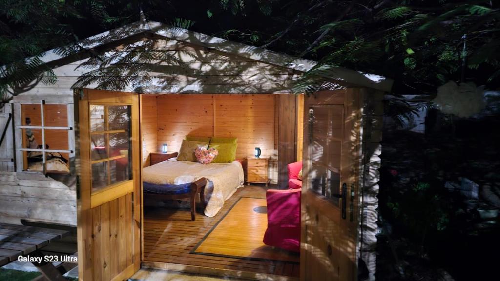 um pequeno quarto com uma cama e uma cama em CASA DE LA PRADERA em Arucas