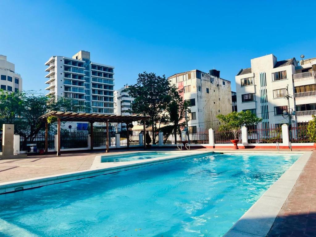 una piscina en una ciudad con edificios altos en Santa Marta Apartamentos Salazar - Nuevo Rodadero en Santa Marta
