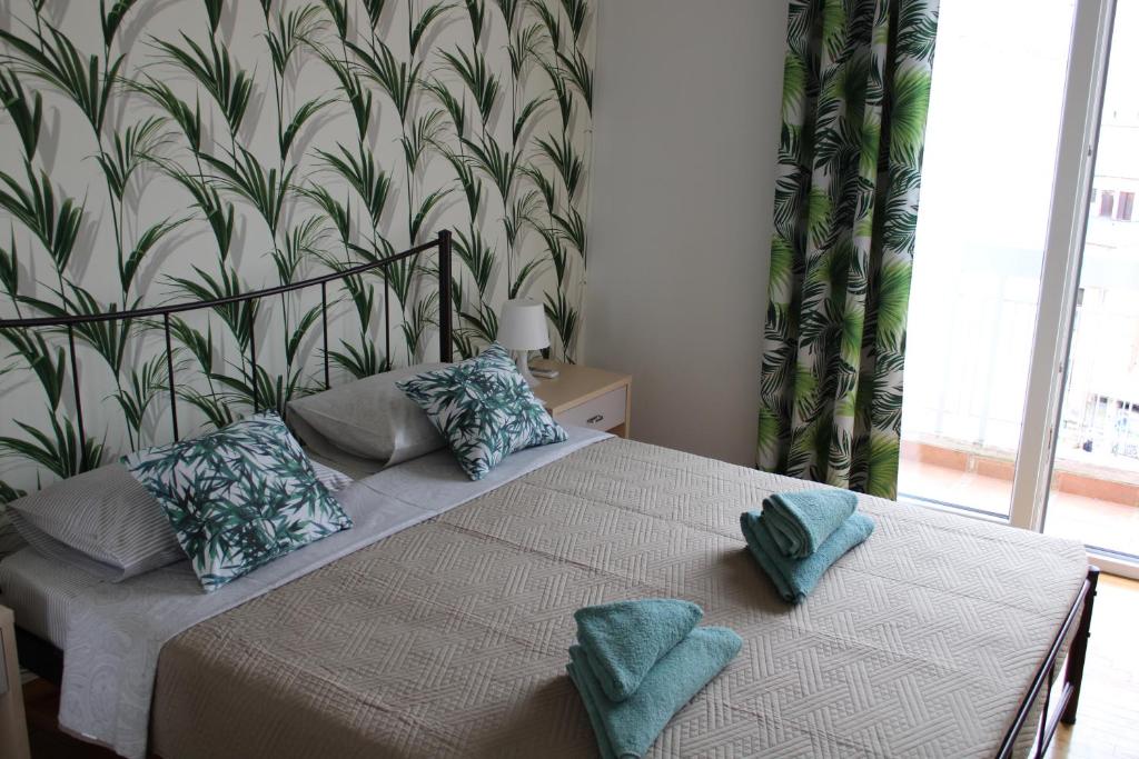ein Schlafzimmer mit einem Bett mit zwei Kissen darauf in der Unterkunft Mona Hause in Athen
