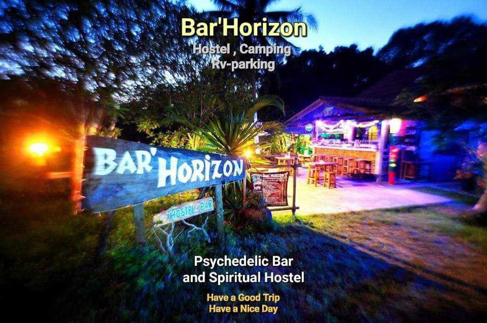 ein Schild vor einem Restaurant mit Bar-Horizont in der Unterkunft Bar Horizon Hostel in Chumphon