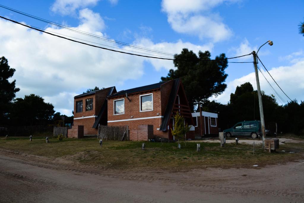 una casa junto a una carretera en Patagonia Cabañas en Las Gaviotas