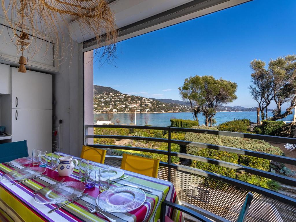 une table sur un balcon avec vue sur l'eau dans l'établissement Apartment L'Estelan-1 by Interhome, au Lavandou
