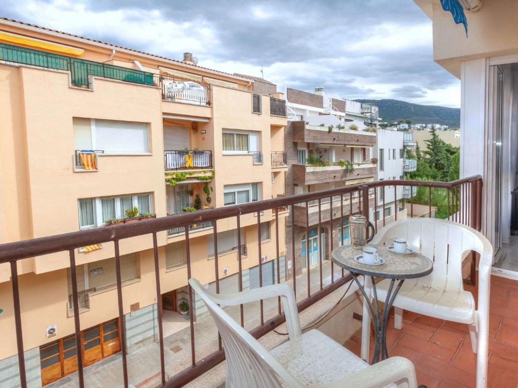 un balcón con mesa y sillas y un edificio en Apartment Emporda-1 by Interhome en Llança