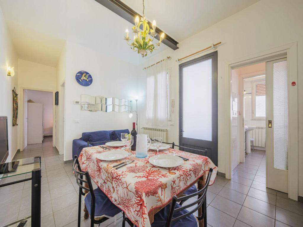 una cucina e una sala da pranzo con tavolo e sedie di Apartment La casa della ceramista by Interhome a Viareggio
