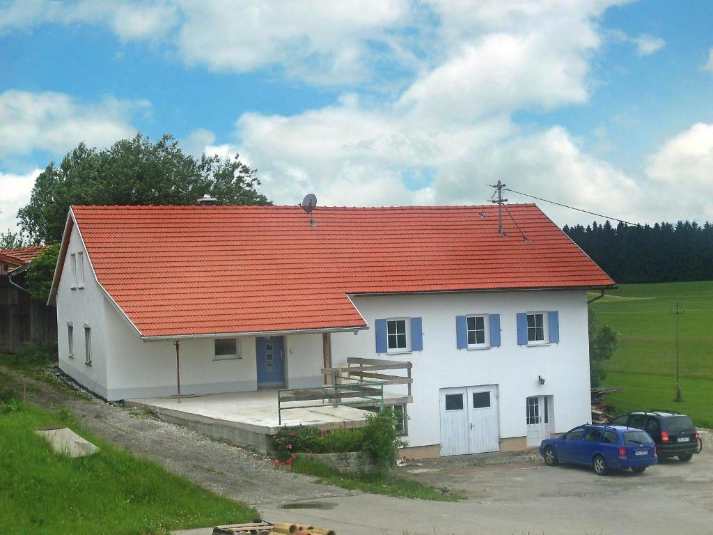 ein großes weißes Haus mit orangefarbenem Dach in der Unterkunft Holiday Home Martin by Interhome in Wald