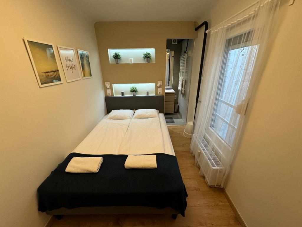 Posteľ alebo postele v izbe v ubytovaní Emerald Apartment