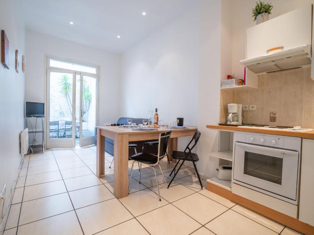 une cuisine avec un bureau et une table avec des chaises dans l'établissement Apartment Legallais by Interhome, à Arcachon